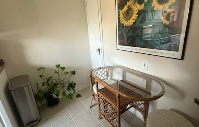 Studio, 1 bath, 400 sqft, $945, Unit 08