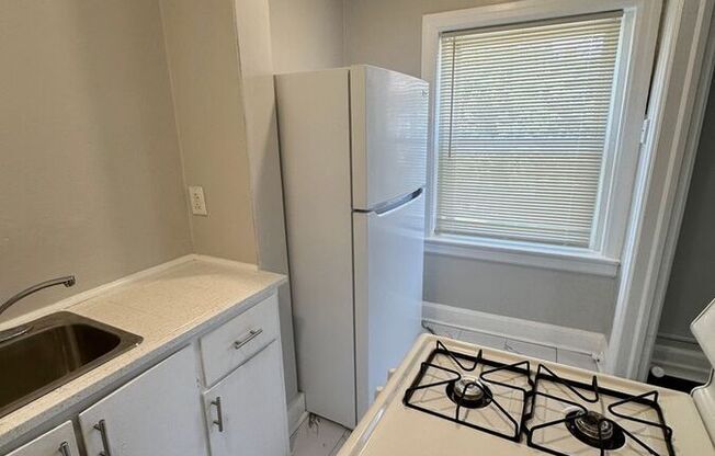 1605 W 37 ST