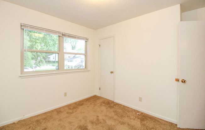 2 beds, 1 bath, $1,050, Unit Apt 3