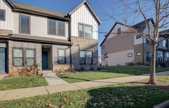 Modern Elegance in Waverly: 4 Bed, 3.5 Bath End Unit Townhome with High-End Finishes and Ideal City Living