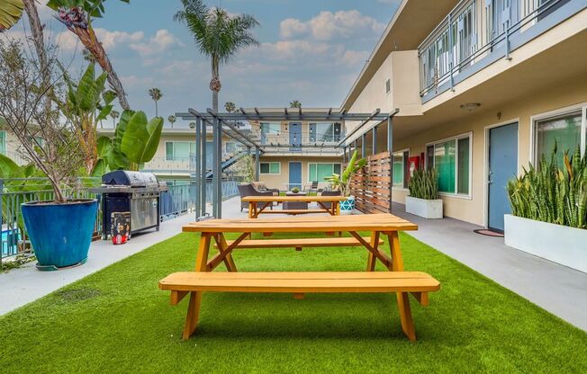 Apartment Complex Near SoFi Stadium with Pool, BBQ Area, Gym and Parking.