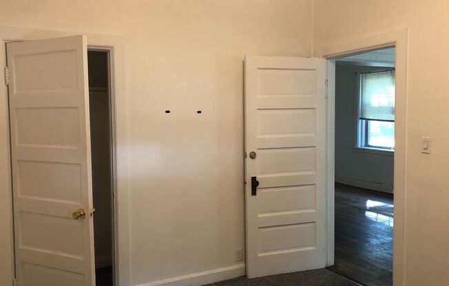 2 beds, 1 bath, $810, Unit B