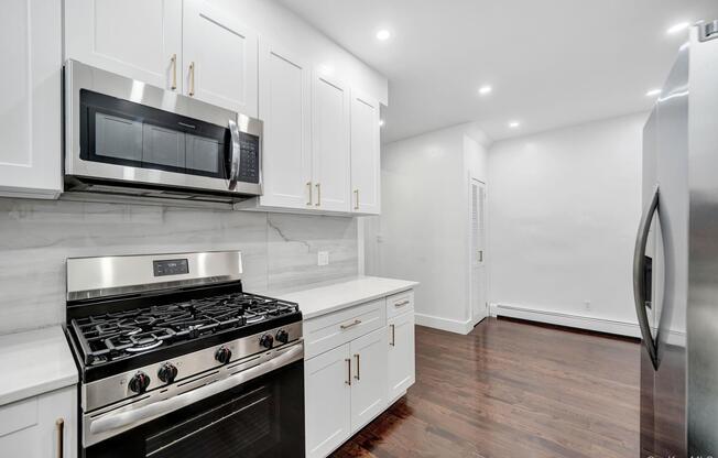 251 E 46 ST