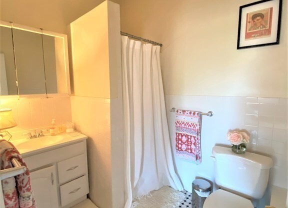 3 beds, 1.5 baths, 1,100 sqft, $5,795, Unit 18