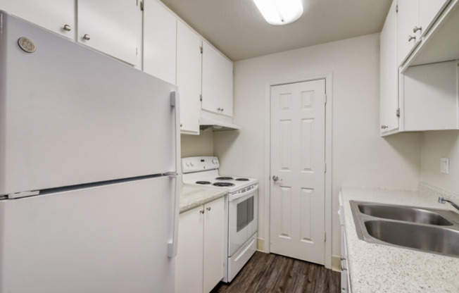2 beds, 1 bath, 1,015 sqft, $1,795, Unit 052