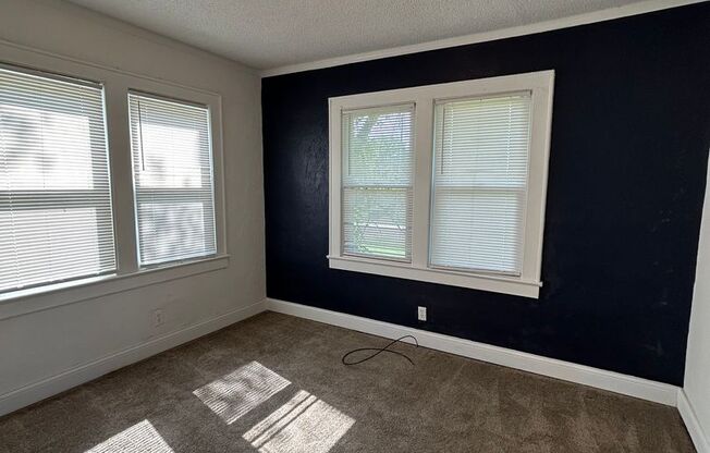 Available Now! 2 Bed 1 Bath Home! $1,050.00