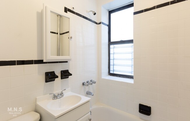 2 beds, 1 bath, $2,050, Unit 4-D