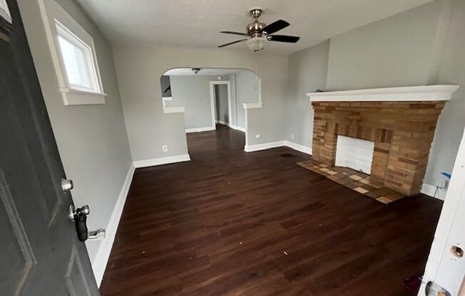 3 beds, 1 bath, 1,050 sqft, $1,250, Unit 1816