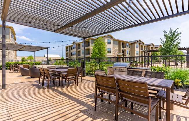 the reserve at bucklin hill patio with tables and chairs