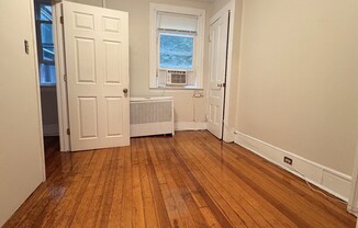 2 beds, 1 bath, $3,400, Unit 2