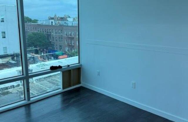 Studio, $5,000, Unit 5th floor