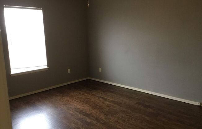 2 beds, 1 bath, $900