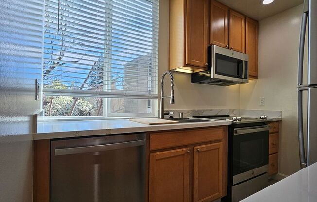 2 beds, 1 bath, 880 sqft, $2,420, Unit 10