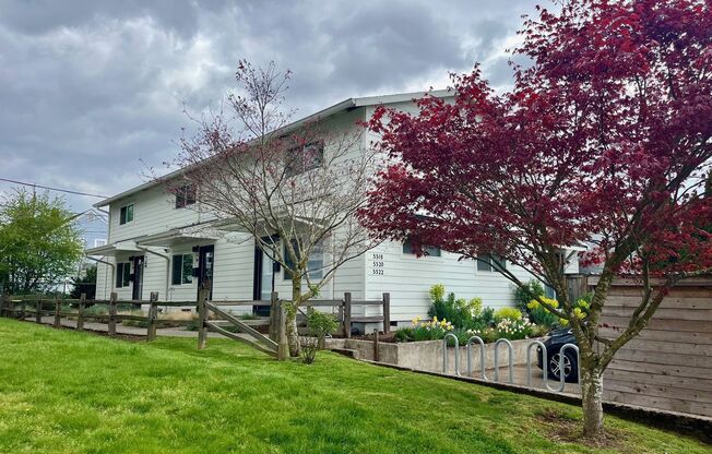 Close-In N PDX Piedmont Neighborhood- Spacious Light & Bright Updated Townhome w/ Wood Floors, Parking, Patio+