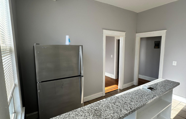 1 bed, 1 bath, $1,100, Unit 2206 Roslyn Ave Unit 8