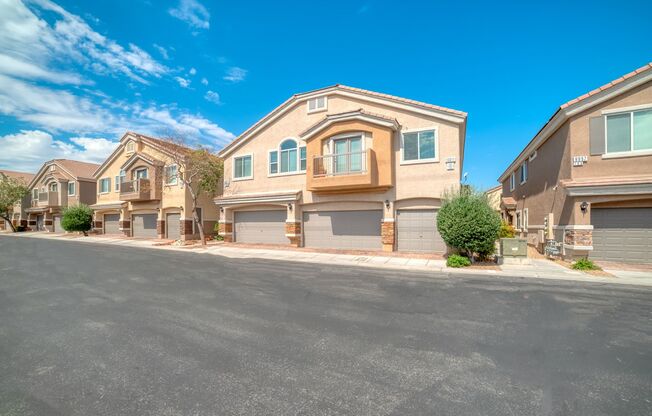 MOVE-IN READY FANTASTIC UPPER LEVEL 2-BEDROOM TOWNHOME!