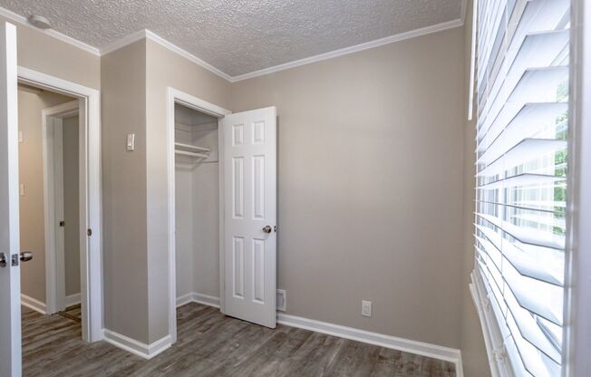 3 beds, 1 bath, $1,195, Unit 3 Country Squire Court B