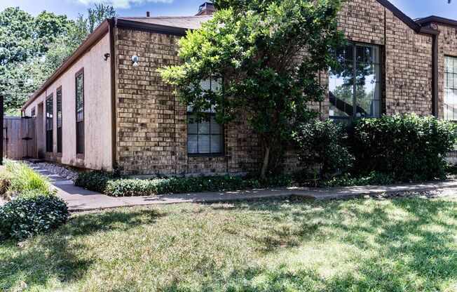 3/2 Attached House in Wilshire Heights!