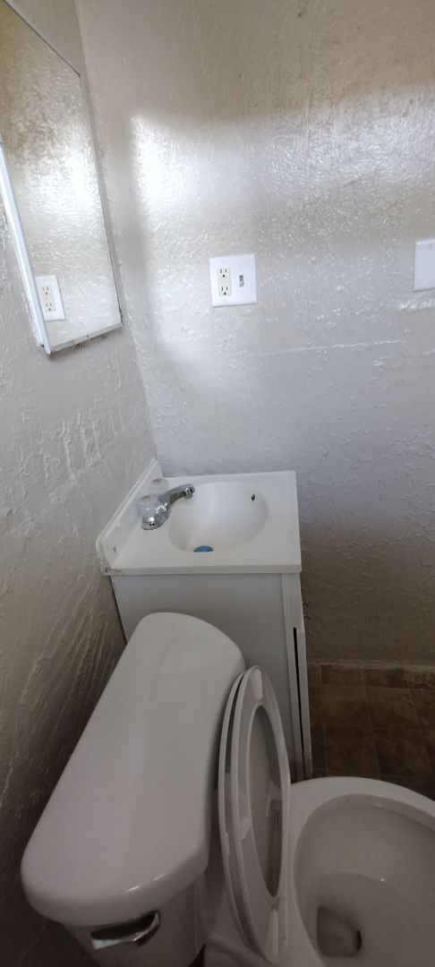 3 beds, 1 bath, $1,400, Unit 3