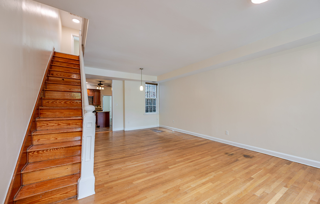 639 11 ST NE