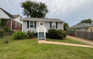 Cozy Cottage in West Nashville, Walk to Charlotte Park, Easy Interstate Access, Fenced Yard, Pet Friendly, W?D hook-ups