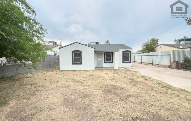 2Bed/1Bath House at AZ-202/24th St! Ready for Immediate Move-In! -- NO HOA! RV PARKING!