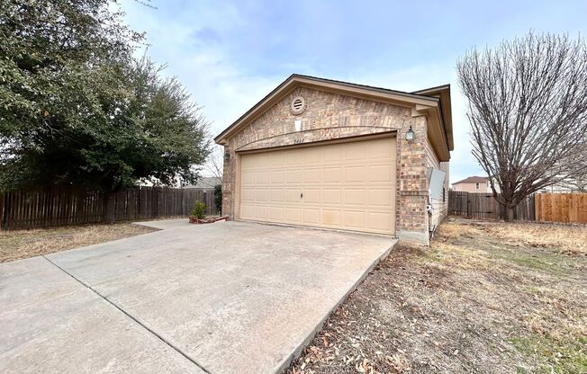 Cozy & Bright 4BR / 3BA Home – Garage, Deck & Laundry Room