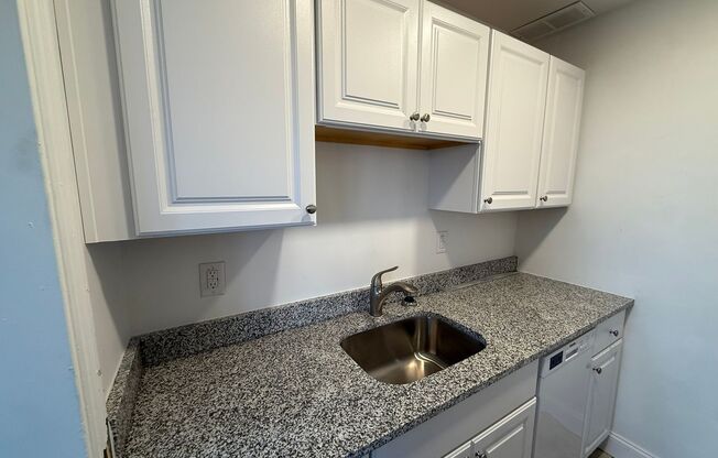 Studio, 1 bath, 413 sqft, $1,425, Unit Royal York 415