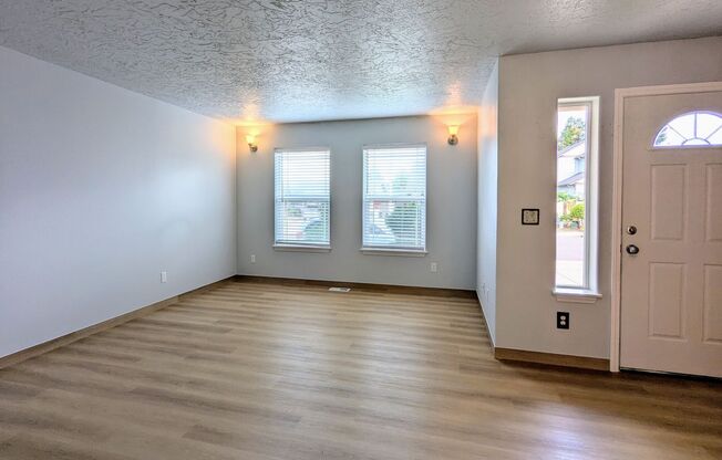 Newly renovated, spacious 2-Level in NE Salem