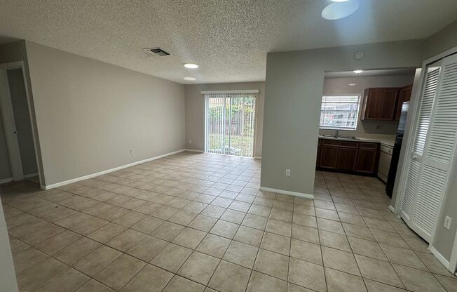 3 Bedroom, 2.5 Bathroom Triplex Near UCF!