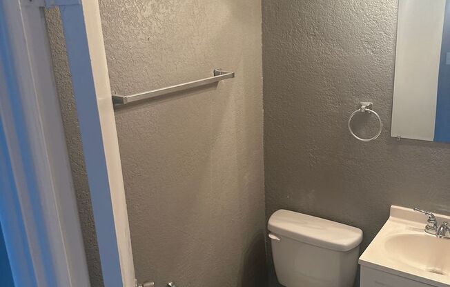 2 beds, 1 bath, 750 sqft, $970, Unit B12 1041 09