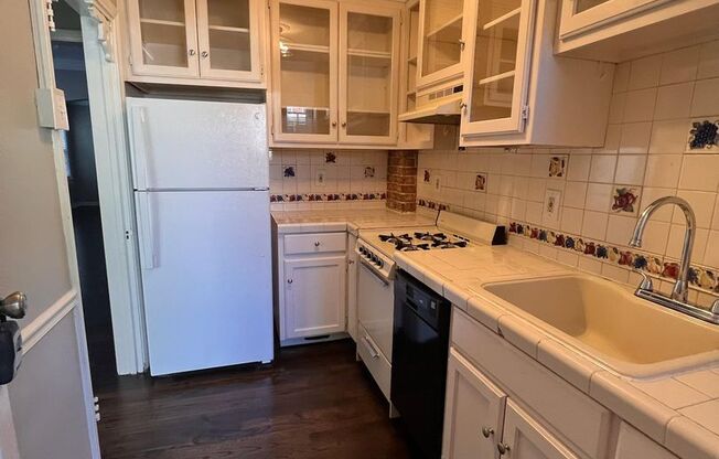 1 bed, 1 bath, 775 sqft, $1,050, Unit 1411-2