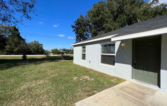 Charming 2 BD/2 BA Unit in Ocala!  END UNIT!