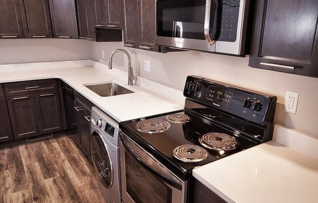 Fully Equipped Kitchen With Modern Appliances at Old Green Place Apartments, Integrity Realty LLC, Beachwood, 44122