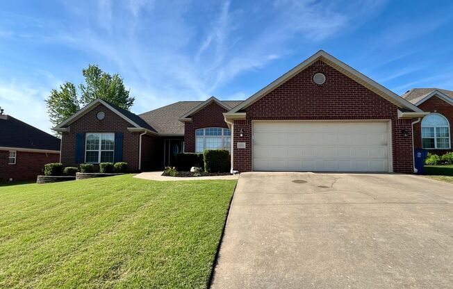 4 Bedroom Spacious Home near all things Bentonville - Available Now!