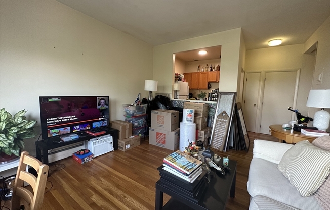 2 beds, 1 bath, 800 sqft, $3,000, Unit 41