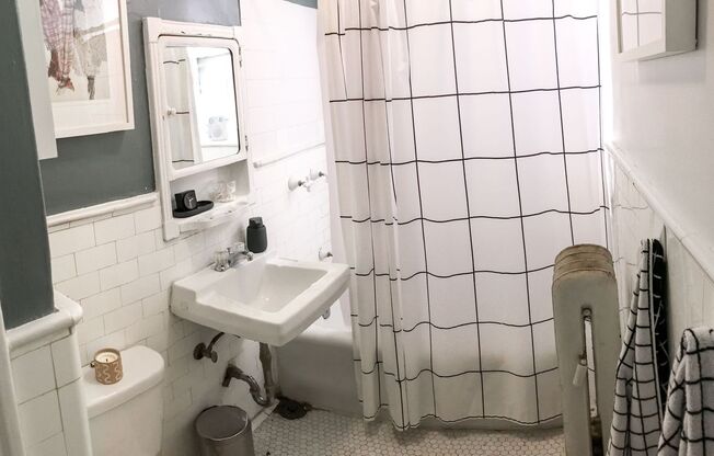 1 bed, 1 bath, 830 sqft, $2,150, Unit 428-2A