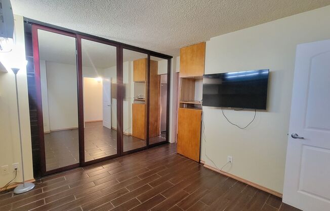 Upgraded & Renovated 1-Bedroom in Prime Waikiki Location