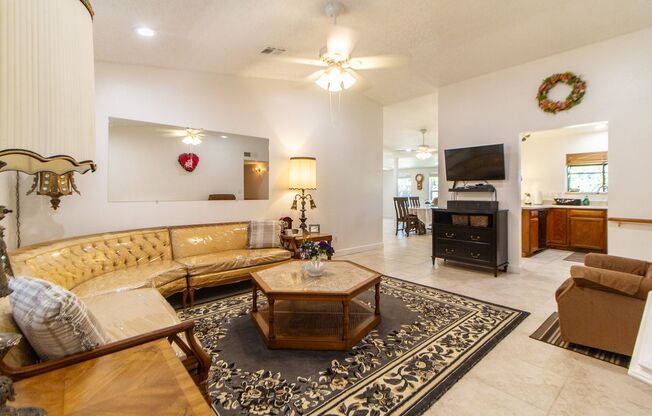 Gorgeous 3/2 FULLY FURNISHED house right off the I-10 Freeway, and close to shopping and recreation!