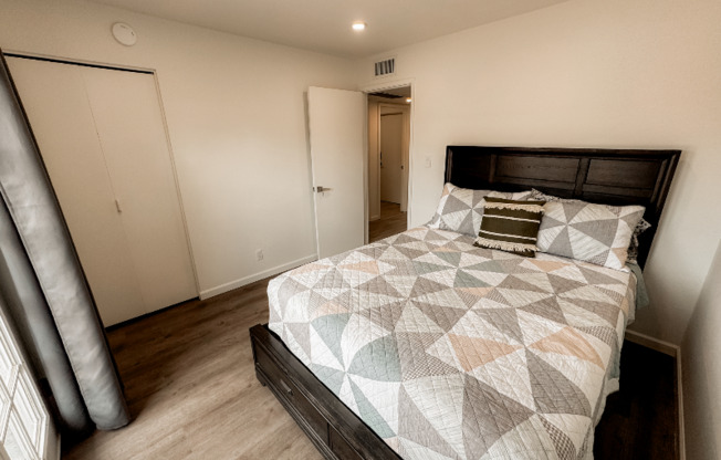 1022 W 9 ST
