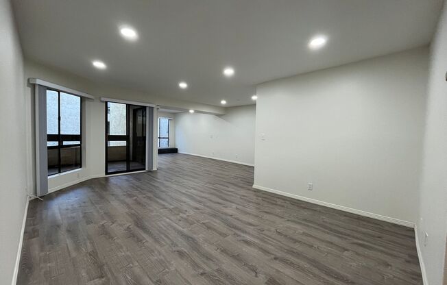 Burbank 2+2 w/appliances, parking, pool + balcony!