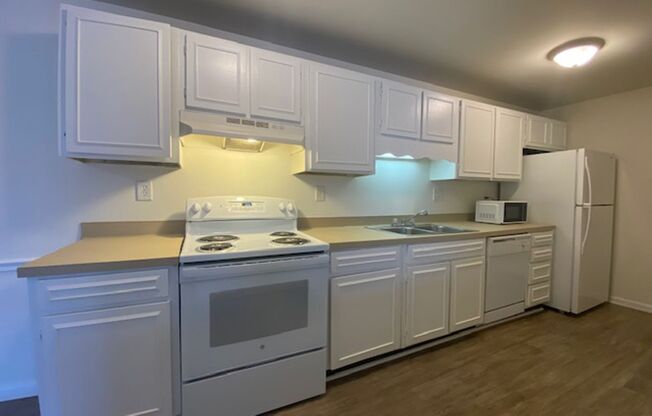 High Meadows - Spacious 2 bed, 1.5 bath Garden condo 2nd floor