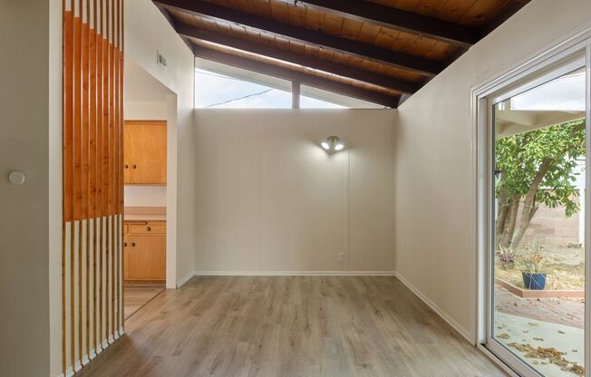 Charming Mid-Century 3-Bedroom Home in Winnetka