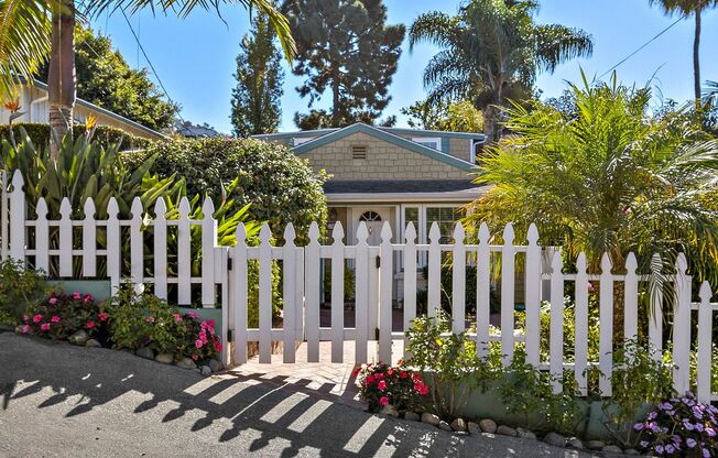 Beach cottage in the heart of Woods Cove