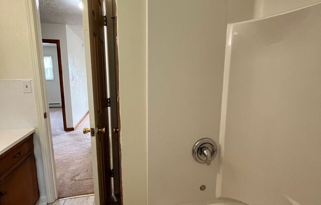 2 beds, 1 bath, 903 sqft, $1,170, Unit J-7