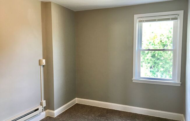 2 beds, 1 bath, $1,095, Unit Unit B