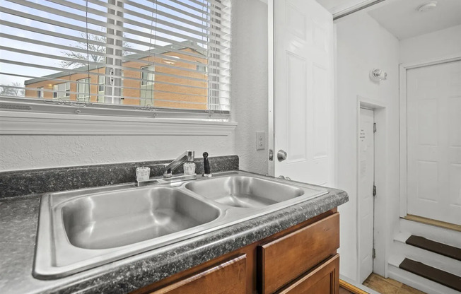 2 beds, 1 bath, $695, Unit 3