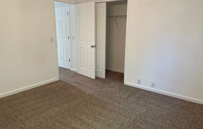Cute 2bd, 2.5ba Townhome Across from Cottonwood Park....shorter lease term available