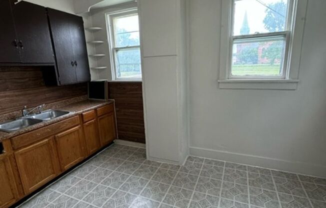 3 beds, 1 bath, $890