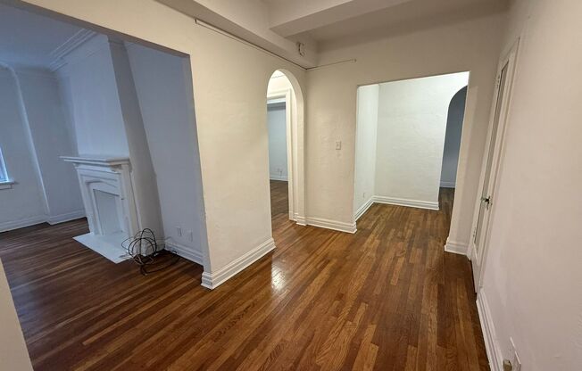 1 bed, 1 bath, 962 sqft, $1,510, Unit New King Edward  306